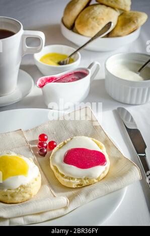 Scones mit Lemon curd Stockfoto