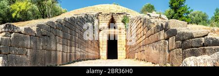 Das Dreieck krönt über dem Eingang zum Schatzhaus von Atreus, einem Bienenstock-Typ Grab aus dem 13. Jahrhundert v. Chr. im alten Griechenland. Stockfoto