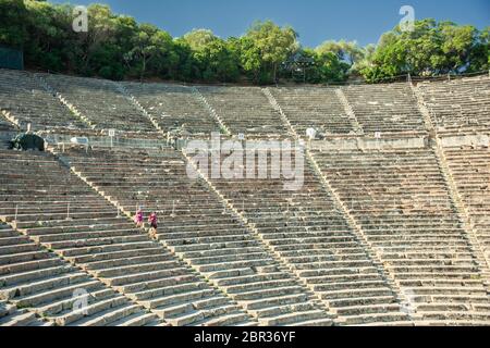 Das antike Theater von Epidaurus (oder 'Epidavros'), Argolida Präfektur, Peloponnes, Griechenland. Stockfoto