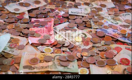 Nahaufnahme der thailändischen Bad Banknoten, Stapel Münzen Geld in Thailand THB, Zahlen Geld von Menschen im Tempel gespendet Stockfoto