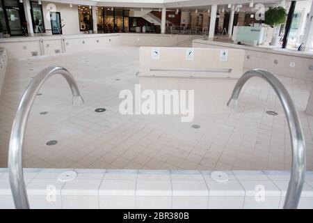 20. Mai 2020, Baden-Württemberg, Beuren: Massagedüsen befinden sich am leeren Pool im Panorama-Spa Beuren. Foto: Tom Weller/dpa Stockfoto