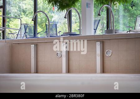 20. Mai 2020, Baden-Württemberg, Beuren: Massagedüsen befinden sich am leeren Pool im Panorama-Spa Beuren. Foto: Tom Weller/dpa Stockfoto