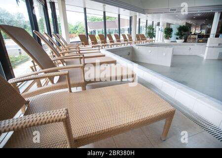 20. Mai 2020, Baden-Württemberg, Beuren: Leere Liegen stehen am leeren Wasserbecken im Panorama-Kurort Beuren. Foto: Tom Weller/dpa Stockfoto