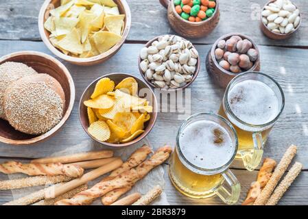 Zwei Gläser Bier mit Häppchen Stockfoto