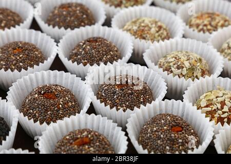 Close up sortierte multicolor Süßigkeiten Cookies im Einzelhandel Anzeige der Konditorei. Stockfoto