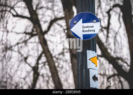 Zentrum Kreisverkehr in deutscher Sprache auf einem kleinen blauen Schild in einem Park Stockfoto