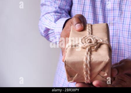 Nahaufnahme der Hand Mann hält Geschenkbox mit Kopie Raum Stockfoto