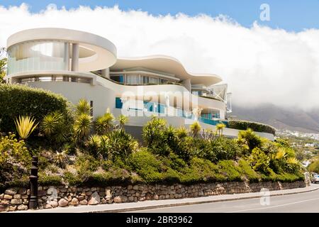 Camps Bay Beach wunderschönes Hotel und Wolken, Kapstadt, Südafrika. Stockfoto