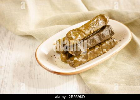 Traditionelle türkische Küche - Yaprak dolma. Traubenblätter mit Reis und Gewürzen gefüllt. Stockfoto