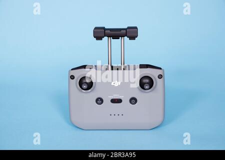 Nahaufnahme der neuen DJI Mavic Air 2 Drohne-Fernbedienung vor blauem Hintergrund. Stockfoto