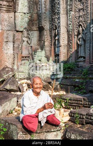 Eine Nonne im Preah Khan Tempel. Angkor, UNESCO-Weltkulturerbe, Provinz Siem Reap, Kambodscha, Südostasien Stockfoto