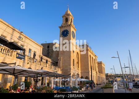 Seefahrtsmuseum und Restauranttische in Birgu (Vittoriosa), Malta Stockfoto