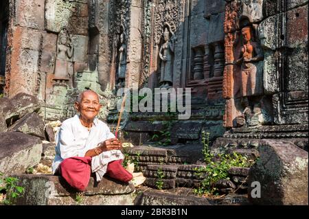 Eine Nonne im Preah Khan Tempel. Angkor, UNESCO-Weltkulturerbe, Provinz Siem Reap, Kambodscha, Südostasien Stockfoto