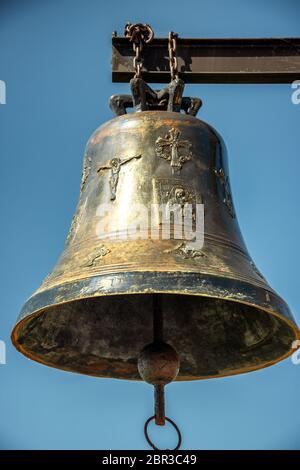 Glocken auf Aussichtsplattform im Kloster Agios Patapios (Moni Osiou Patapiou) in der Nähe von Loutraki Stockfoto