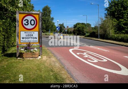 Leek Wootton Dorf Schild und Geschwindigkeitsbegrenzung Kennzeichnung auf der Straße, Warwickshire, England, Großbritannien Stockfoto
