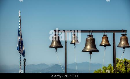 Glocken auf Aussichtsplattform im Kloster Agios Patapios (Moni Osiou Patapiou) in der Nähe von Loutraki Stockfoto