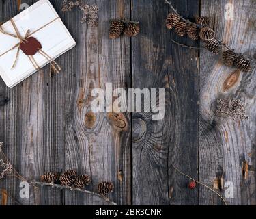 Mit seil Altes Papier Postkarten auf grauem Hintergrund Holz, Ansicht von oben, kopieren Raum gebunden Stockfoto