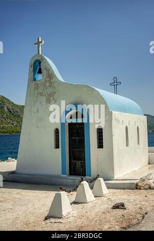 Typische griechische Kapelle in Ypanema am Heraion (Vouliagmeni) See in Griechenland Stockfoto