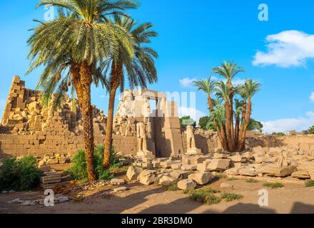 Ruinen in der Karnak Tempel am sonnigen Tag in Luxor, Ägypten Stockfoto