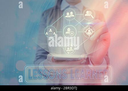 Lektion beim Schreiben von Handschriftertext Gelernt. Konzeptfoto das Wissen oder Verständnis, das durch Erfahrung gewonnen wurde Stockfoto