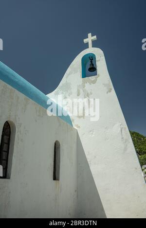 Typische griechische Kapelle in Ypanema am Heraion (Vouliagmeni) See in Griechenland Stockfoto