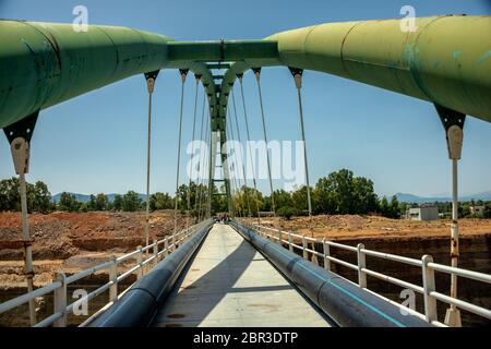 Fußgänger Klappbrücke ( Fußgängerbrücke) über den Kanal von Korinth, Griechenland Stockfoto