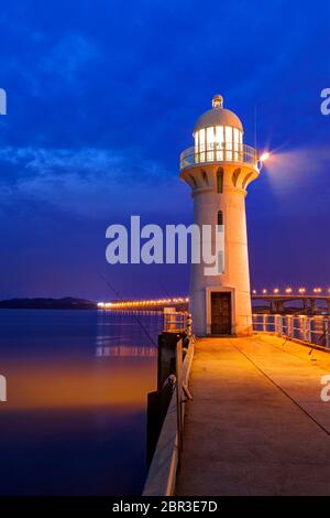 Einbruch in die Nacht auf Singapurs Raffles Marina Leuchtturm mit Blick auf die Straße von Johor in Richtung Malaysia im Norden. Der Ort ist auch ein beliebter Ort für f Stockfoto