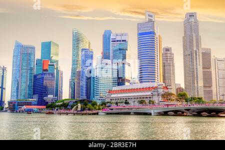 Goldener Sonnenuntergang über der Skyline von Singapur im Finanzviertel der Innenstadt, wie man ihn an der Marina Bay sieht. HDR-Rendering. Stockfoto