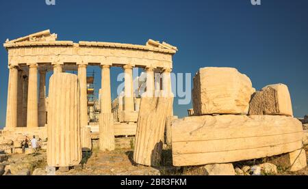 Parthenon-Tempel an einem sonnigen Tag. Akropolis in Athen, Griechenland Stockfoto