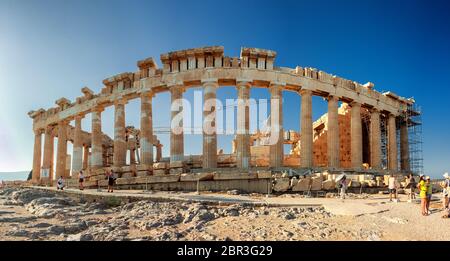 Parthenon-Tempel an einem sonnigen Tag. Akropolis in Athen, Griechenland Stockfoto