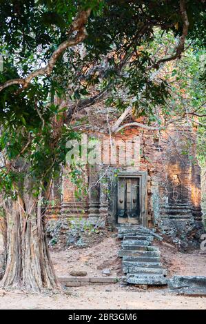 Tür zu einem Roluos Tempel. Angkor, UNESCO-Weltkulturerbe, Provinz Siem Reap, Kambodscha, Südostasien Stockfoto