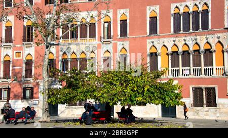 Spätherbst Impressionen von Campo San Polo und dem berühmten Palazzo Soranzo in Venedig Stockfoto