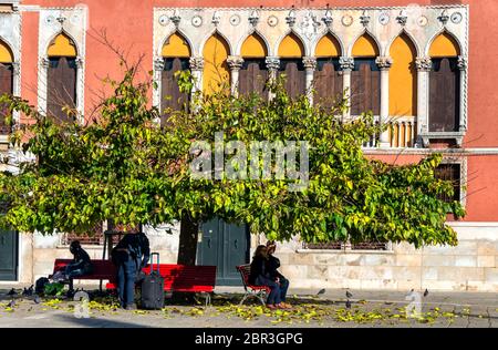 Spätherbst Impressionen von Campo San Polo und dem berühmten Palazzo Soranzo in Venedig Stockfoto
