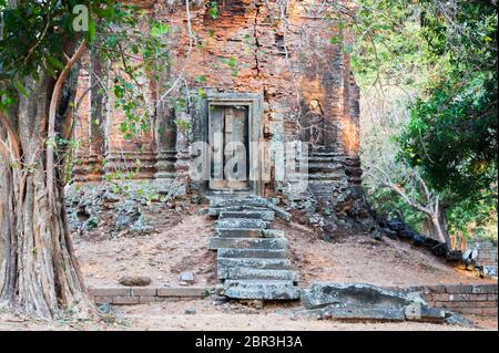 Tür zu einem Roluos Tempel. Angkor, UNESCO-Weltkulturerbe, Provinz Siem Reap, Kambodscha, Südostasien Stockfoto