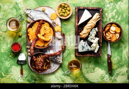 Große Auswahl an Snacks für Bier. Satz von Käse, Fisch, Pommes und Snacks. Bier und Snacks Stockfoto