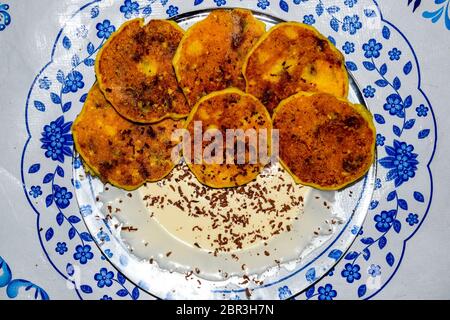 Käsekuchen mit saurer Sahne und Schokolade Chips auf einer Platte. Stockfoto