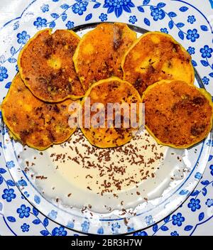Käsekuchen mit saurer Sahne und Schokolade Chips auf einer Platte. Stockfoto