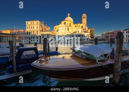 Blick vom Canale di Cannaregio und Chiesa di San Geremia vom Canale Grande in Venedig Stockfoto