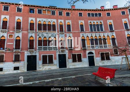 Spätherbst Impressionen von Campo San Polo und dem berühmten Palazzo Soranzo in Venedig Stockfoto