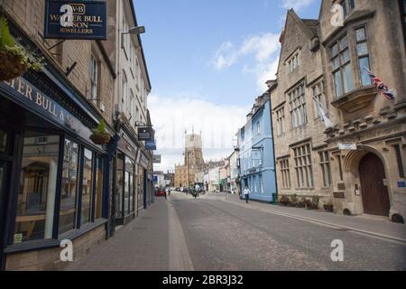 Eine Straße, die ins Stadtzentrum in Cirencester, Gloucestershire, Großbritannien, führt Stockfoto