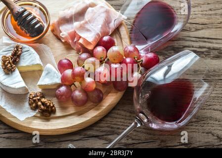 Camembert mit Gläser Rotwein Stockfoto