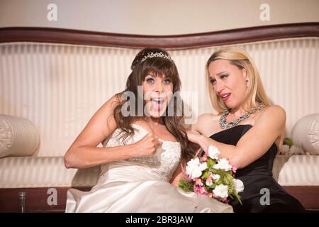 Freund tröstend traurige Braut bei einer Hochzeit Stockfoto