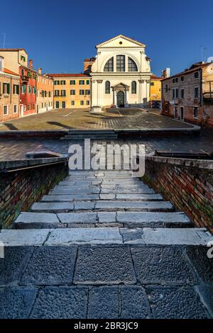 Campo san trovaso und Chiesa di San Trovaso Stockfoto