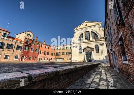 Campo san trovaso und Chiesa di San Trovaso Stockfoto