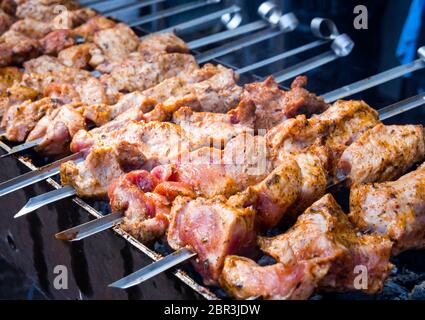 Saftige Fleischstücke, die auf dem Grill gebraten werden Stockfoto