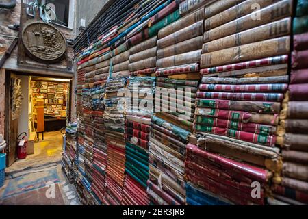 Blick auf die berühmte Buchhandlung in Venedig 'Libreria Acqua Alta'. Dies ist eine der berühmtesten gebrauchten Buchhandlungen der Welt Stockfoto