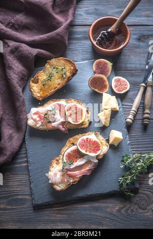 Toast mit Feigen und Speck Stockfoto