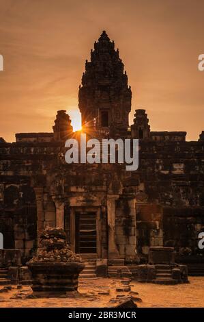 Sonnenuntergang über dem Bakong Tempel bei Roluos. Angkor, UNESCO-Weltkulturerbe, Provinz Siem Reap, Kambodscha, Südostasien Stockfoto