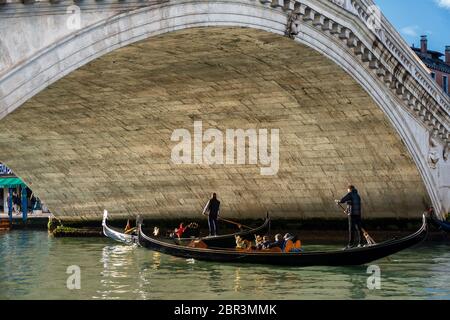 Gondeln unter der berühmten Rialto-Brücke Stockfoto