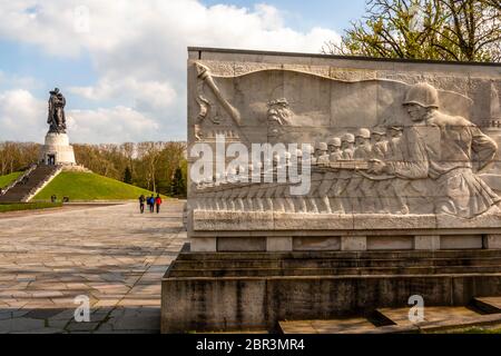 Soldatendenkmal und Sarkophag im Sowjetischen Kriegsdenkmal (Treptower Park), Belin, Deutschland Stockfoto